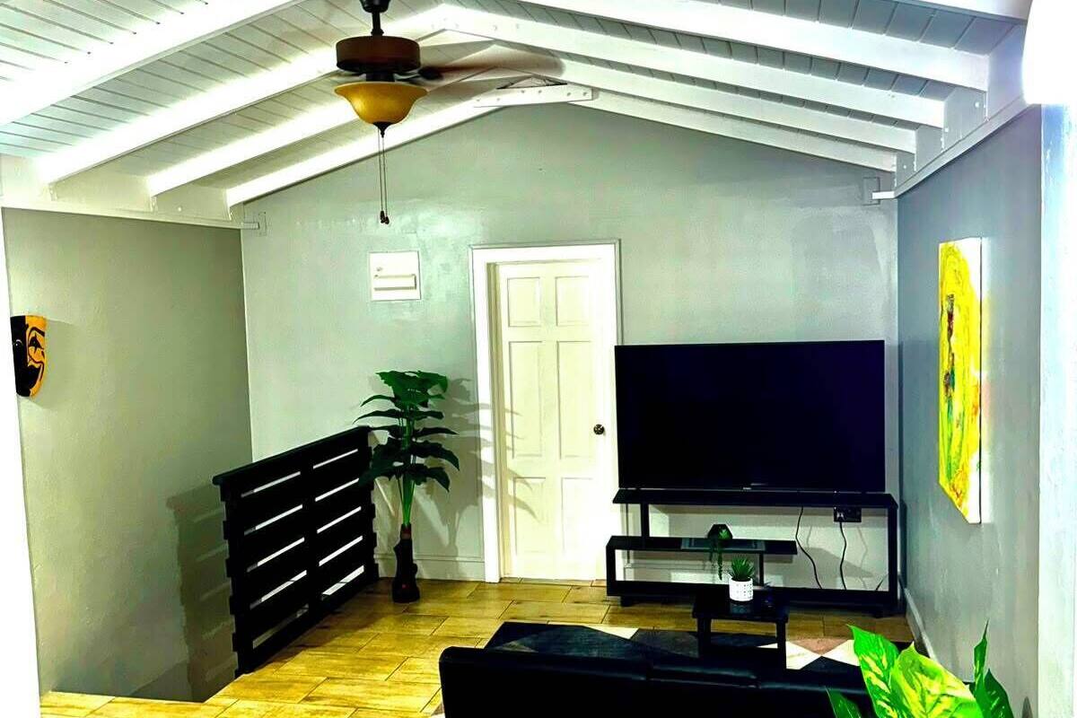 Phòng, ban công, quang cảnh đồi núi | Két bảo mật tại phòng, bàn ủi/dụng cụ ủi quần áo 
