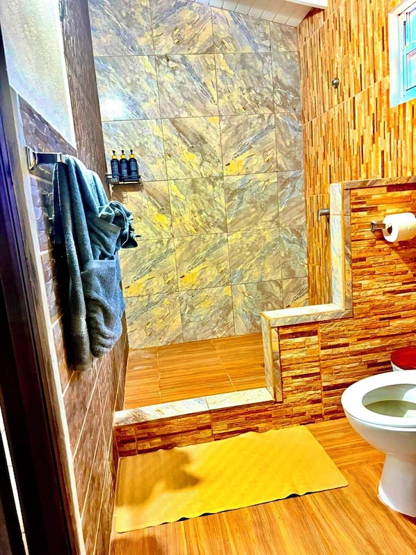 Habitación, balcón, vista a la colina | Baño