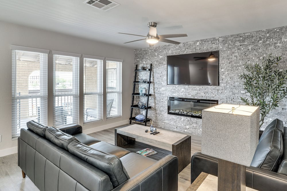 1 Mi to Unlv & Strip! Modern Vegas Condo