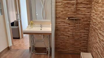 Een douche, een haardroger, handdoeken