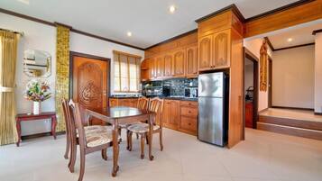 Villa, 4 Bedrooms | Dining