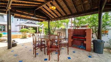 Villa, 4 Bedrooms | Outdoor dining