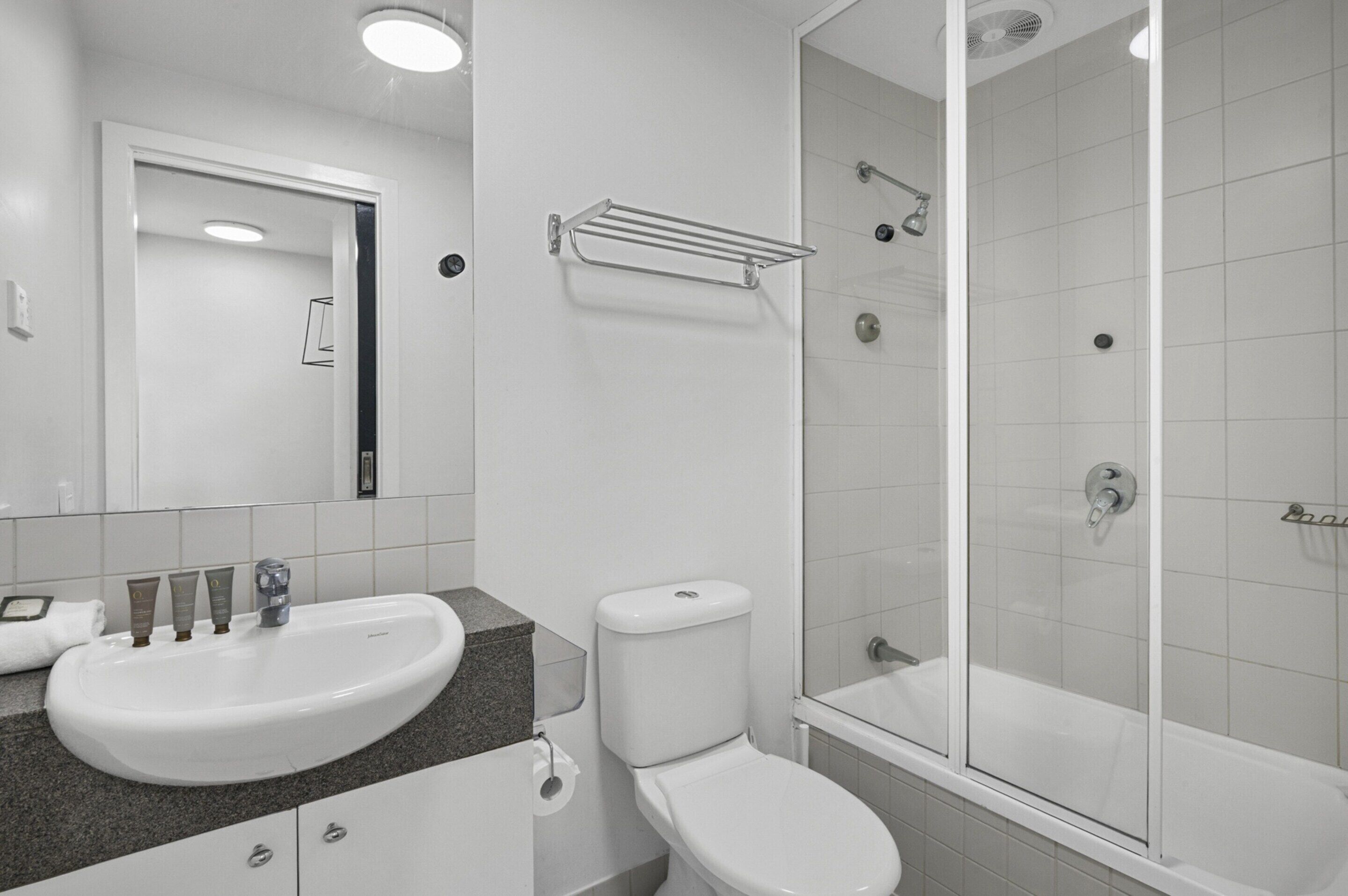 Ein Badezimmer mit Waschbecken, Toilette und Dusche.