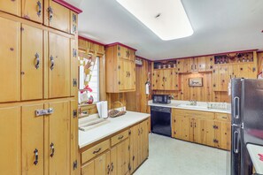 A kitchen with wooden cabinets, a microwave, and a refrigerator. - Year-round Mtn Escape in the 'arizona Rockies' (Lakeside)
