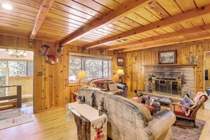 A log cabin interior with a fireplace, wooden walls, and a cozy seating area. - Year-round Mtn Escape in the 'arizona Rockies' (Lakeside)