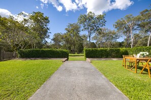 Outdoor dining - Parkside Haven 3BR Home with Spacious Yards/Park in Bethania (Bethania)