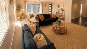 Ein Wohnzimmer mit einer Couch, einem Couchtisch und einem Deckenventilator.