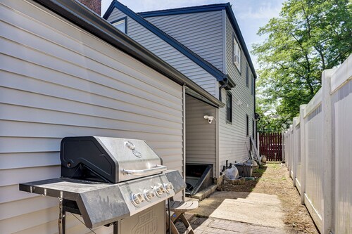 Work & Play in Baldwin! Cozy Apartment w/ Grill