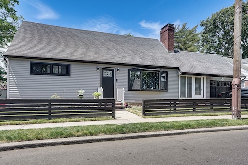 Work & Play in Baldwin! Cozy Apartment w/ Grill