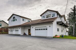 Une maison à deux étages avec un garage, un porche à l’avant et une allée.