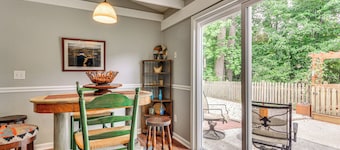 1 Mi to Science Center & Park! Pet-friendly Haven