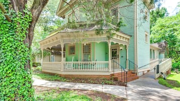 House (6 Bedrooms) | Front of property