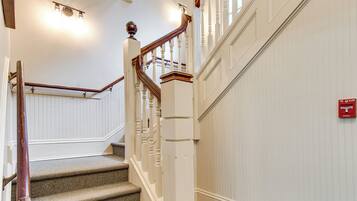 House (6 Bedrooms) | Interior