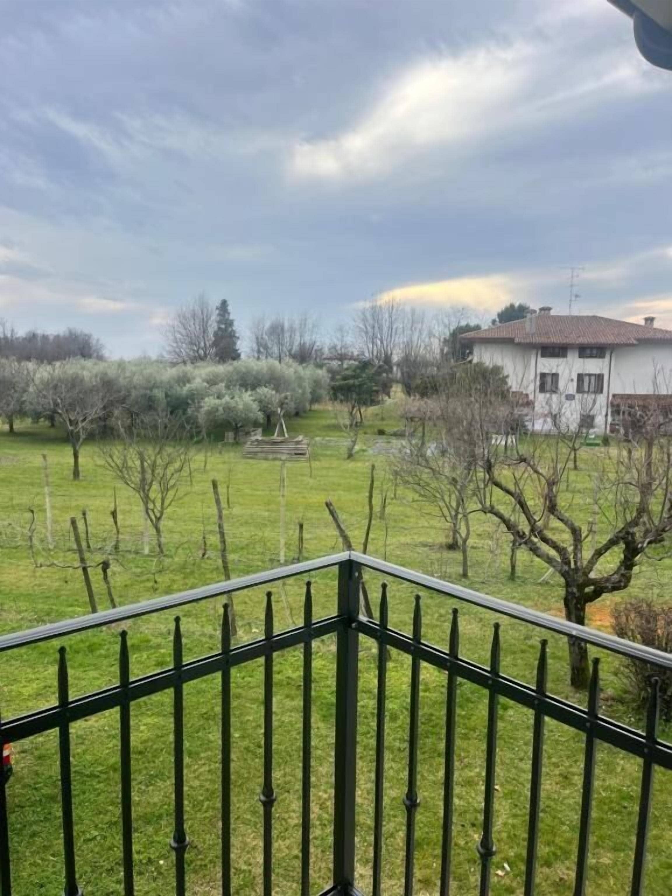 Familien-Ferienhaus, Balkon, Blick auf den Innenhof | Unterkunftsgelände