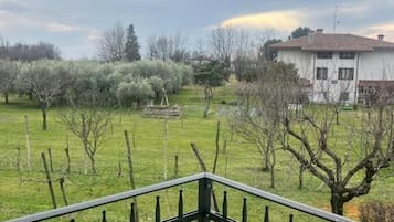 Familien-Ferienhaus, Balkon, Blick auf den Innenhof | Unterkunftsgelände