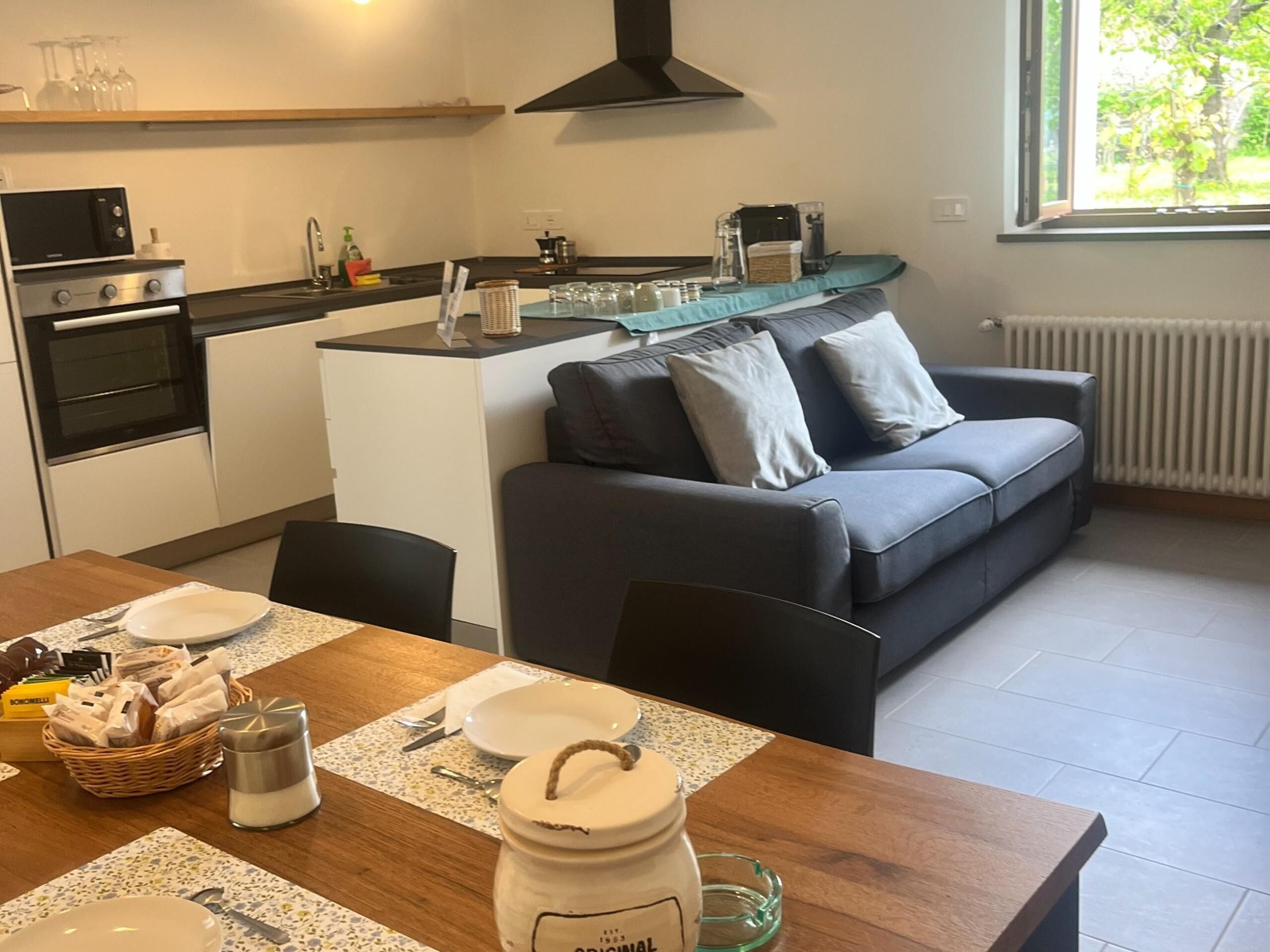 Standard-Doppel- oder -Zweibettzimmer, eigenes Bad, Blick auf den Innenhof | Eigene Küche | Kühlschrank, Mikrowelle