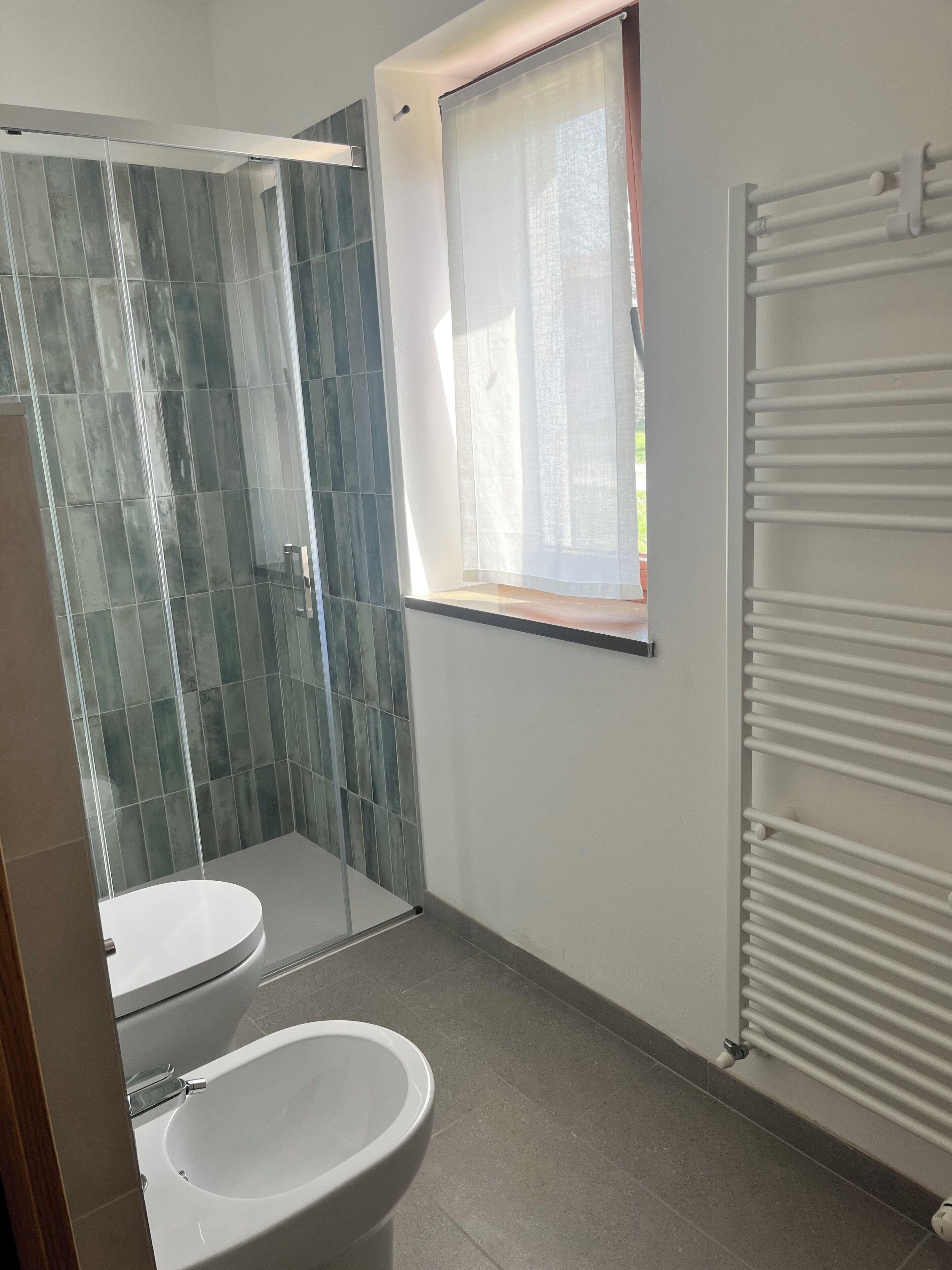 Standard-Doppel- oder -Zweibettzimmer, eigenes Bad, Blick auf den Innenhof | Badezimmer
