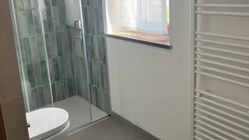 Dobbelt- eller tomannsrom – standard, privat bad, bakgårdsutsikt | Bad