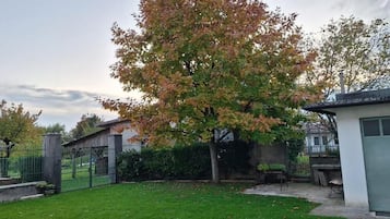 Family Cottage, Balcony, Courtyard View | Property grounds