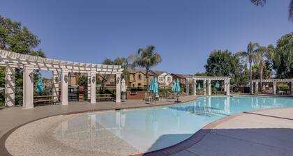 Fenced Yard! Family Escape, 1 Mi to Csub