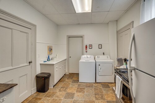 Walk to Lake Ontario, Shops & Eats! Charming Home