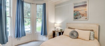 Walk to Lake Ontario, Shops & Eats! Charming Home