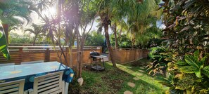 Outdoor dining - Le Paille en Queue : Studio with sea view and saltwater swimming pool, quiet garden with trees (Saint-Leu)