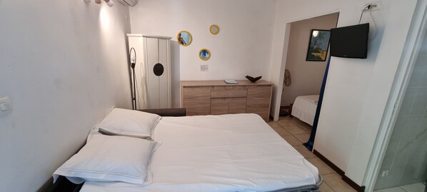 Iron/ironing board, Internet, bed sheets - Le Paille en Queue : Studio with sea view and saltwater swimming pool, quiet garden with trees (Saint-Leu)