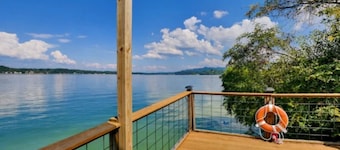 Summer Breezie Lakeside | Heated Cocktail Pool, Hot Tub & Douglas Lake Views
