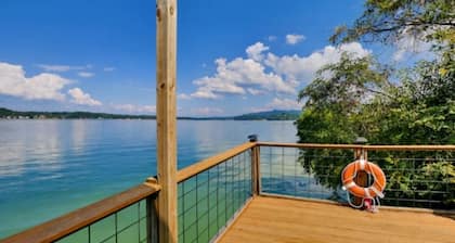 Summer Breezie Lakeside | Heated Cocktail Pool, Hot Tub & Douglas Lake Views