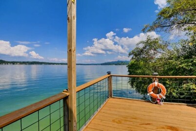 Summer Breezie Lakeside | Heated Cocktail Pool, Hot Tub & Douglas Lake Views
