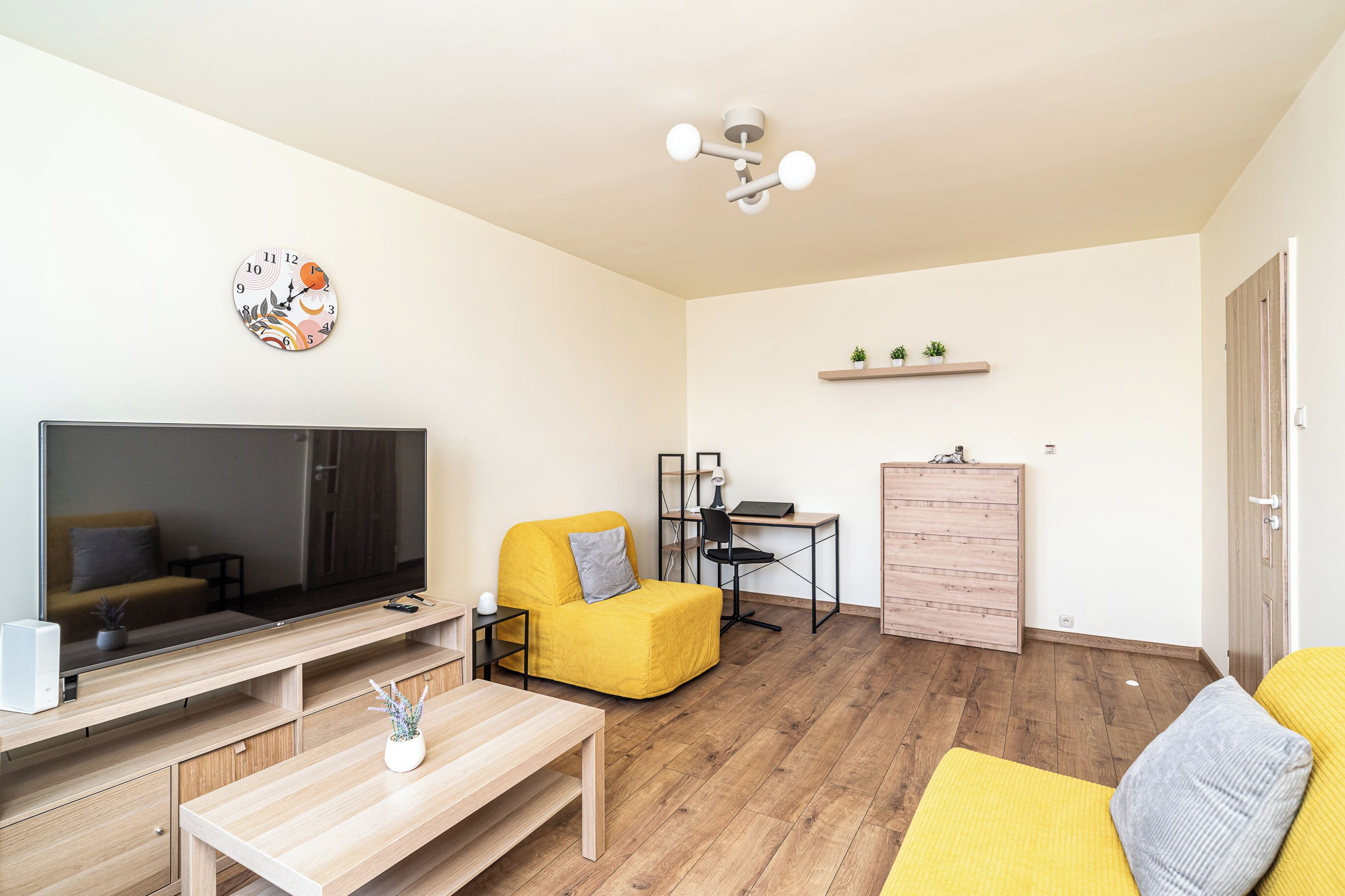 Studio Suite, Balcony | Living area