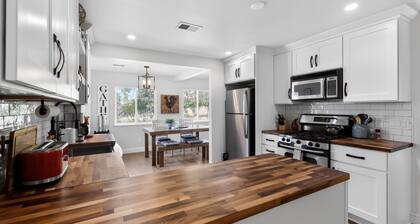 Historic Placerville 3BR Sleeps 6 AppleHill