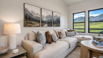 Condo, 3 Bedrooms | Living area