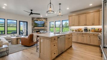 Condo, 3 Bedrooms | Private kitchen | Coffee/tea maker, fridge, oven, toaster