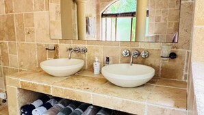 Douche, baignoire à jets, serviettes fournies, savon