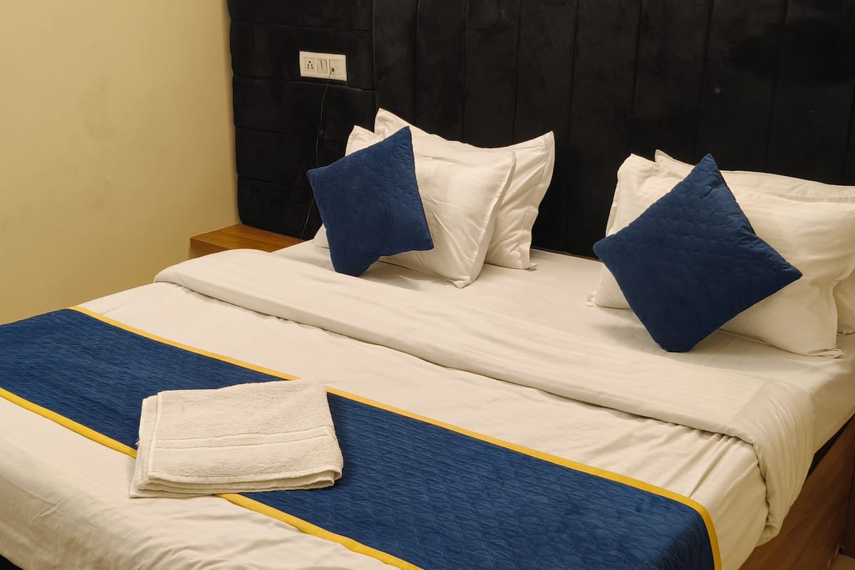 Deluxe Room | Desk, free WiFi