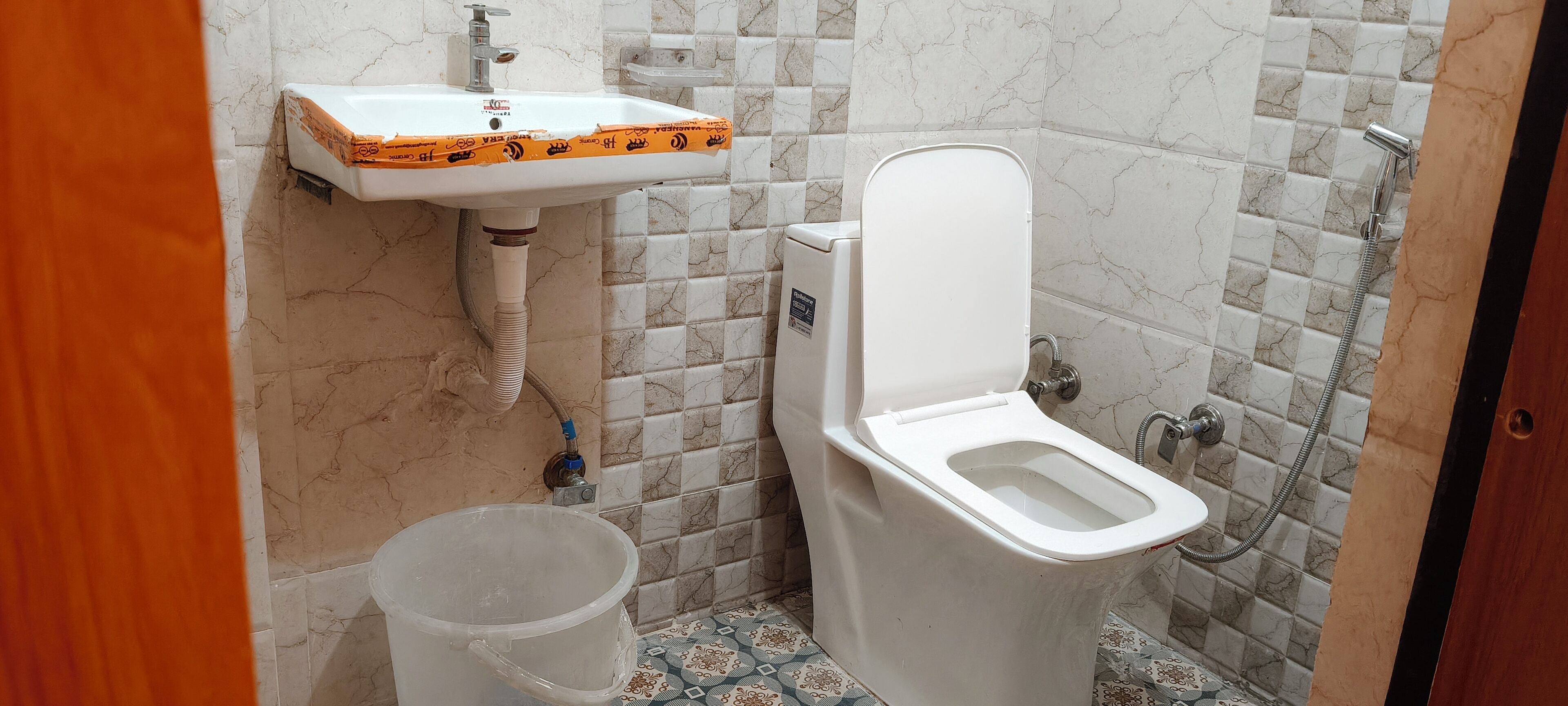 Deluxe Room | Bathroom | Shower, slippers, soap, shampoo