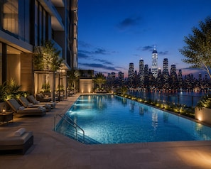 Una piscina al aire libre