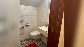 Douche, serviettes fournies, savon, papier toilette