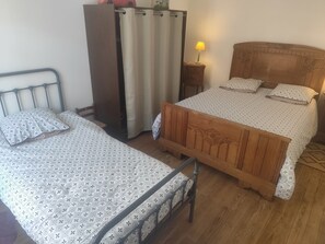Tabla de planchar con plancha, wifi, ropa de cama