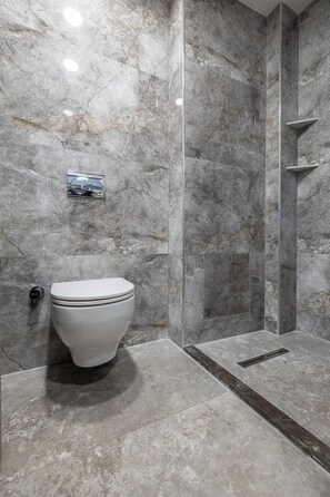Shower, free toiletries, towels, soap - Asil Luxury Boutique Hotel (Burhaniye)