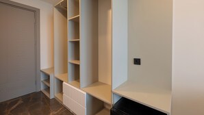 Una habitación con estantería empotrada, una puerta y un radiador.