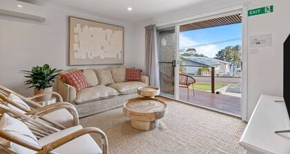 Relaxed 2 Bed Coastal Stay Near the Lake