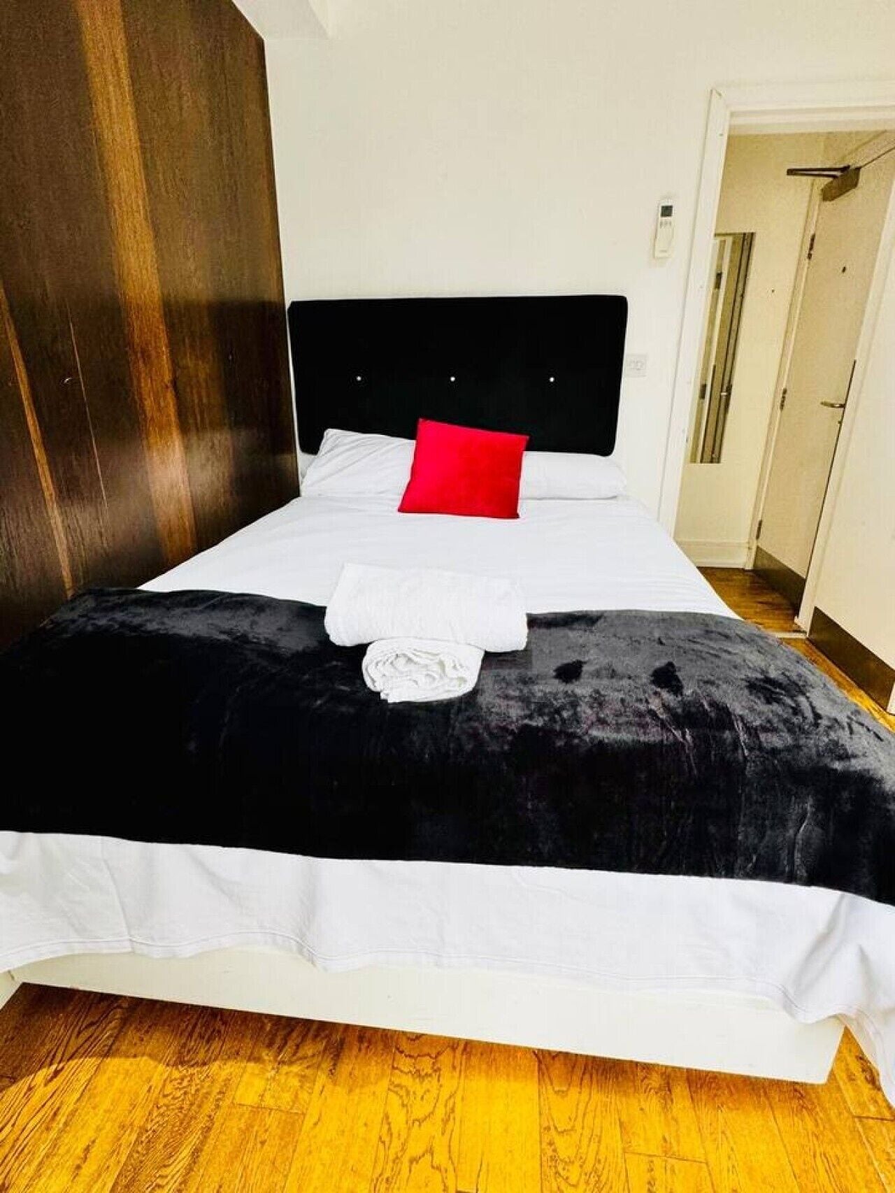 Tabla de planchar con plancha, wifi y ropa de cama 