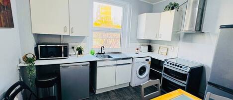 Réfrigérateur, four à micro-ondes, un four, surface de cuisson