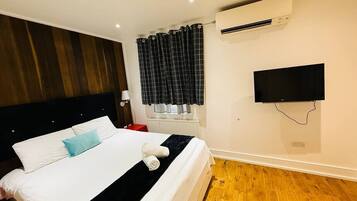 Desk, iron/ironing board, WiFi, bed sheets
