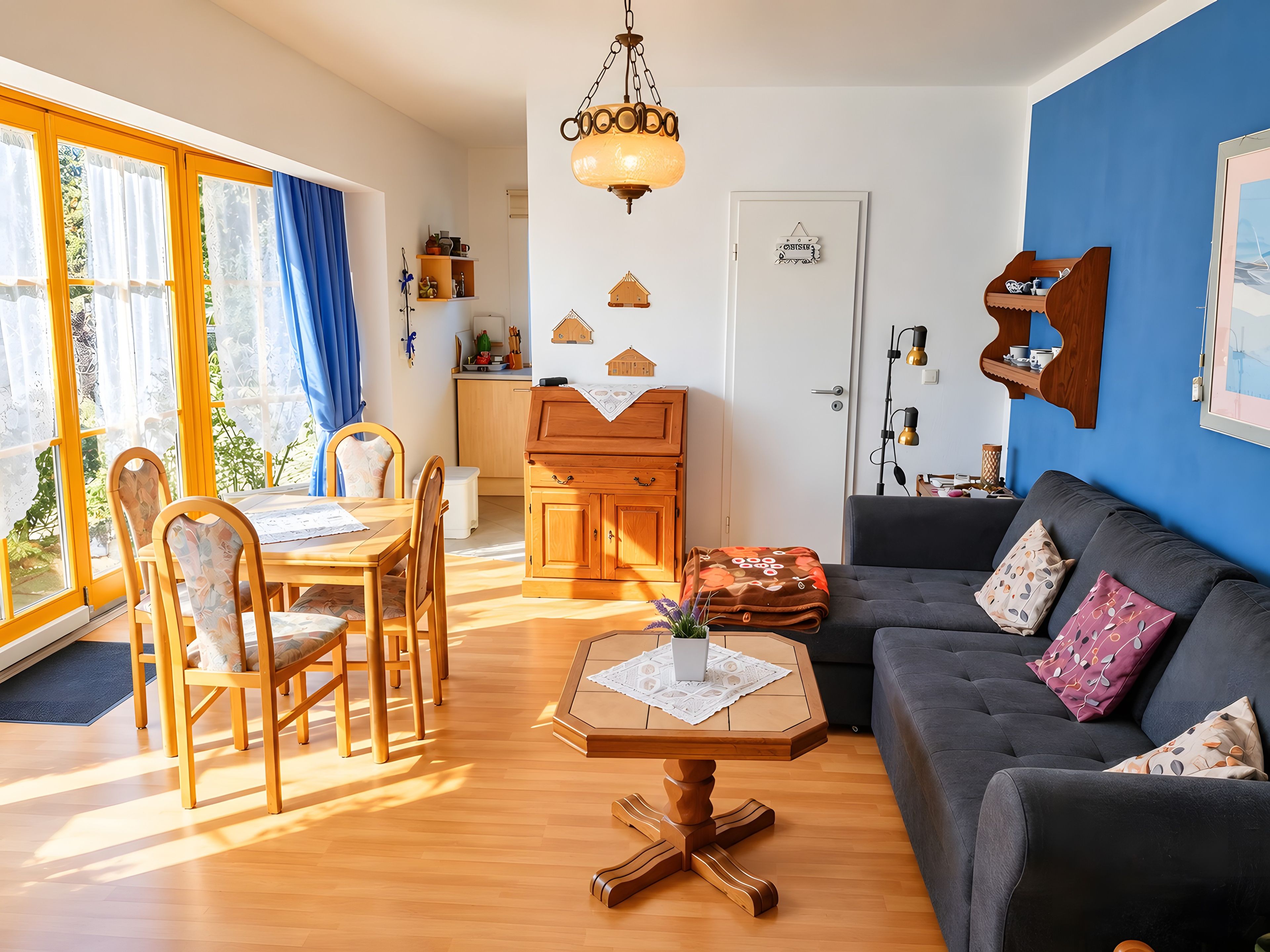 Ein helles Wohnzimmer mit Essbereich, einer Couch und einem Tisch mit einem dekorativen Gegenstand.
