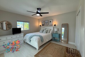 Room - Beautiful 3 Bedroom/2.5 Bathroom Modern Luxury Waterfront Home (St James City)