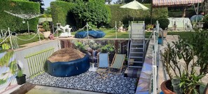 Zona de jardí amb espai per seure, una petita font i taula coberta.